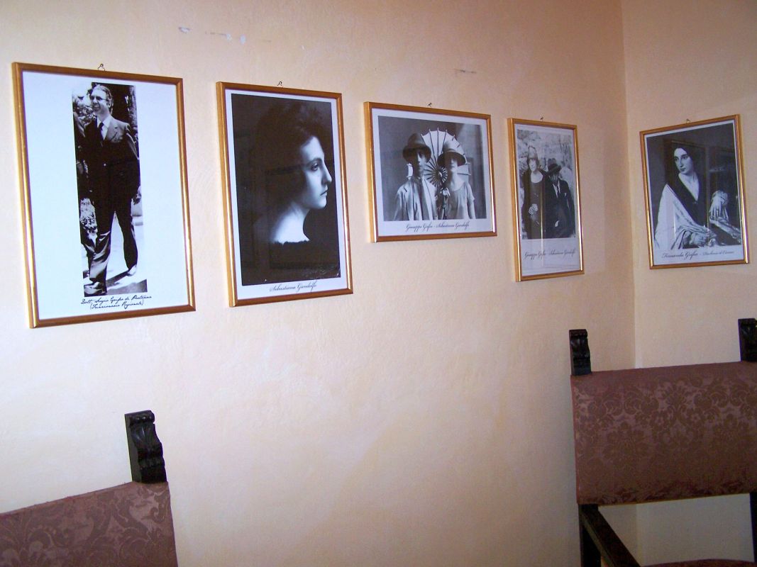 Salone dell'Archivio Grifeo, i ritratti