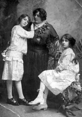 Giulia Mazzarino con le figlie Sebastiana e Lina Gandolfo